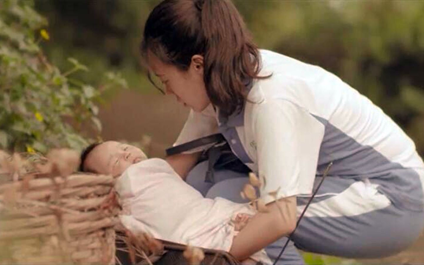 高中女生捡来一名弃婴，转头就被赶出学校，真