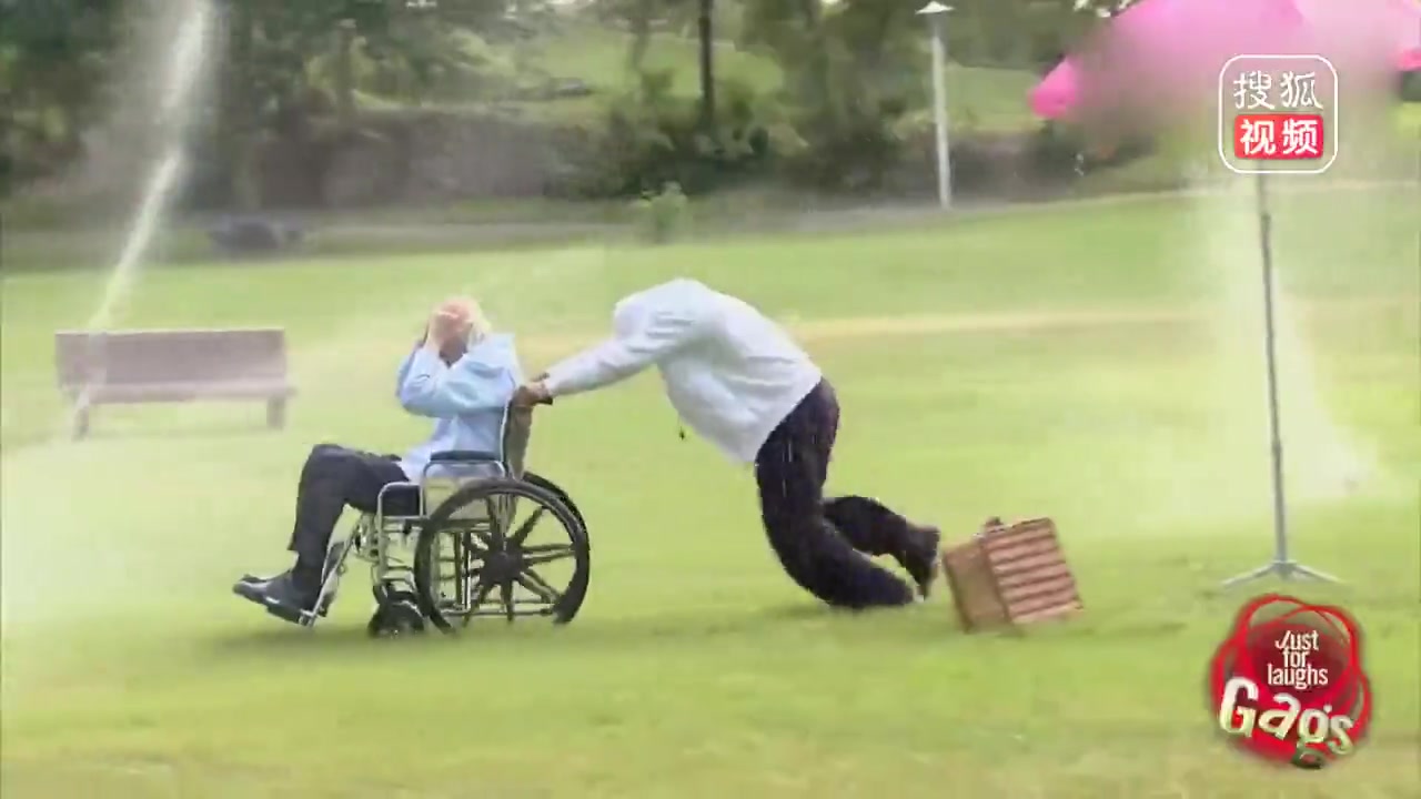 国外恶作剧：推轮椅老头到太阳伞下 意外遭草坪
