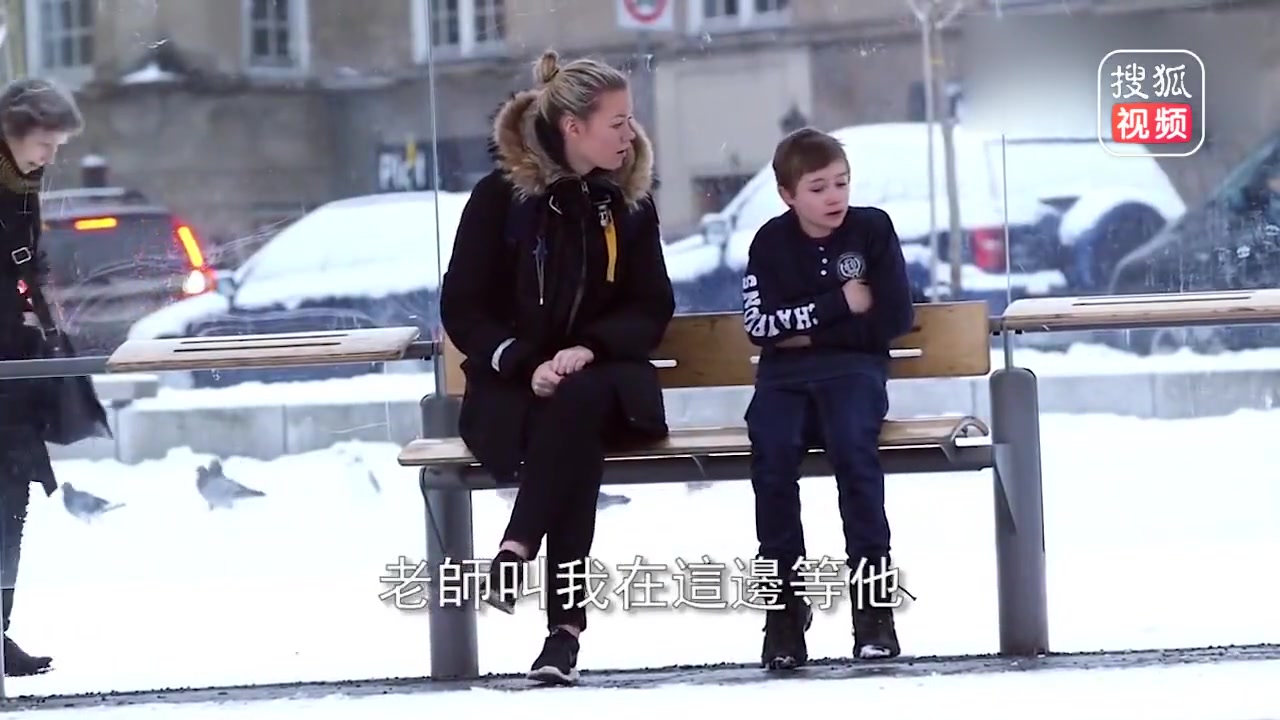 国外社会实验：小男孩在风雪中瑟瑟发抖，为行