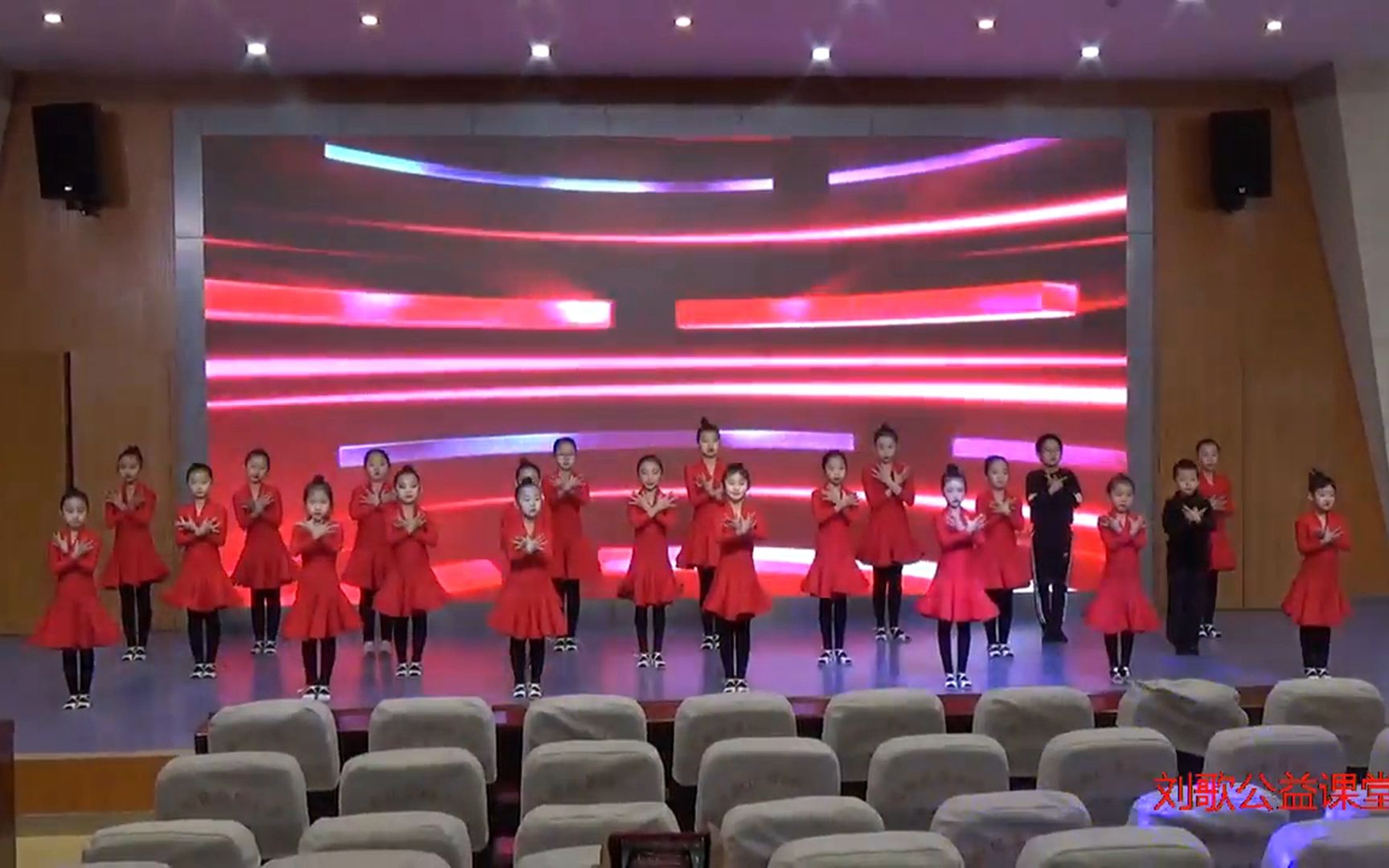 儿童节优美的拉丁表演