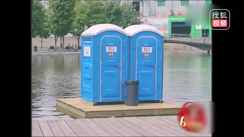 外国搞笑恶作剧，漂浮的移动厕所