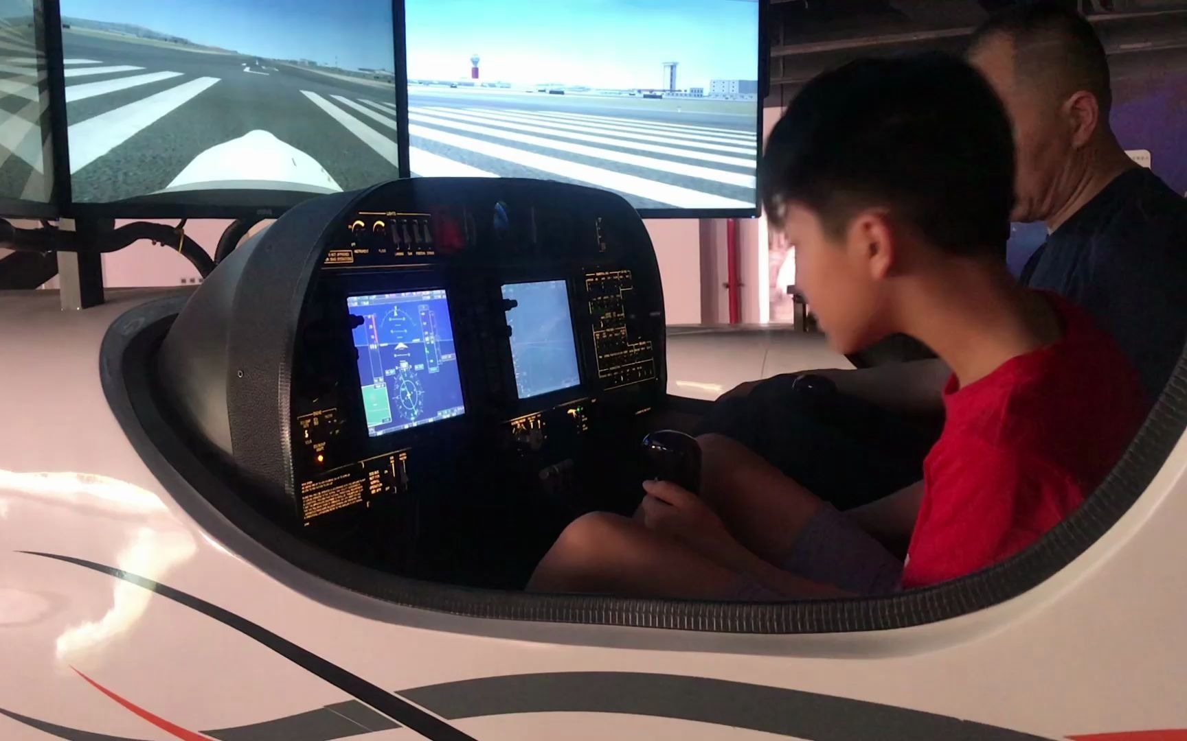 十一岁的小哥哥航校首飞da40模拟器