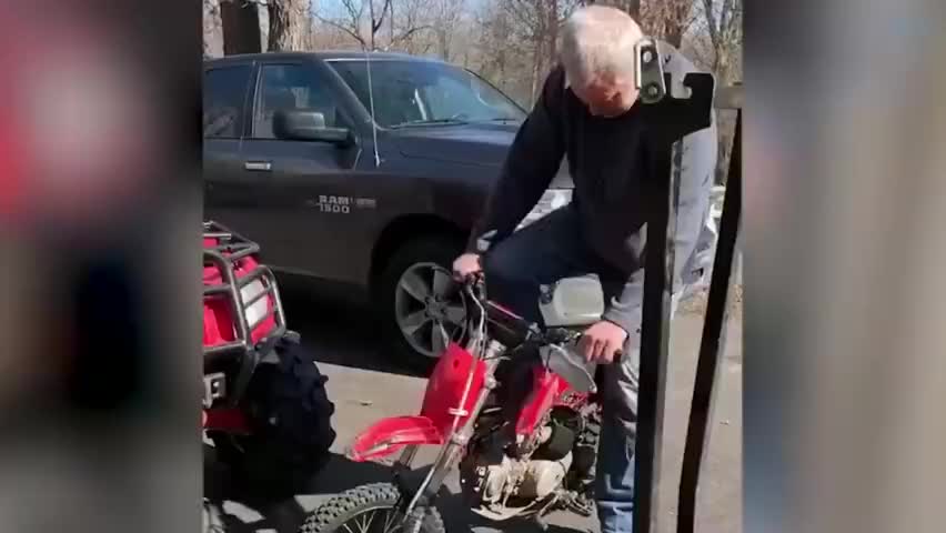 骑上我心爱的滑板车！他永远不会堵车。