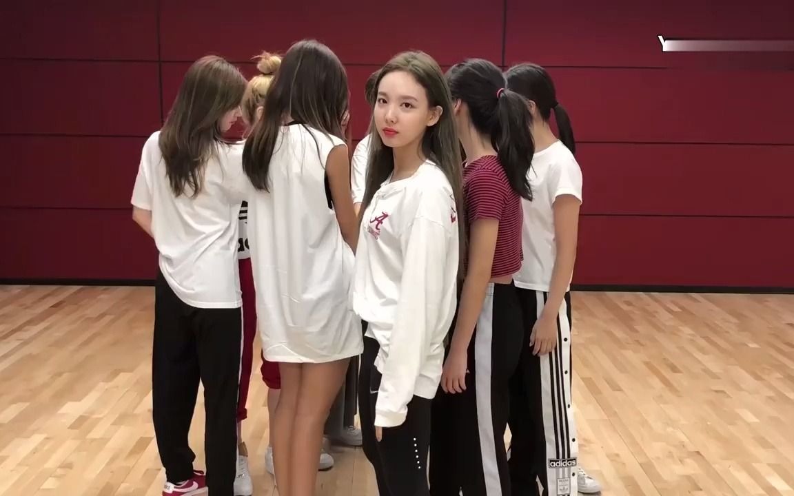 JYP女团TWICE，《Dance The Night Away》舞蹈版