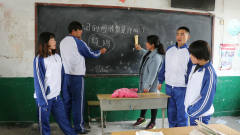 老师问学生中国的图腾鸟是什么，学生的回答要