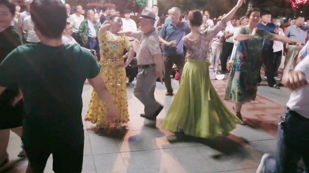 新疆广场舞麦西来普舞蹈，双人对跳