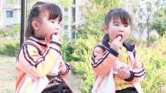 4岁双胞胎在公园吹着凉风吃雪糕，路人送来关心