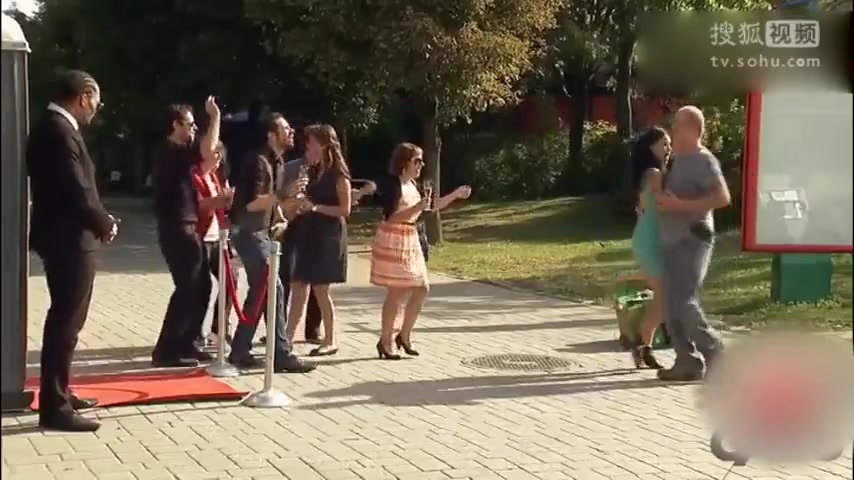 恶搞之进了厕所，出来的竟是一场狂欢的排队，