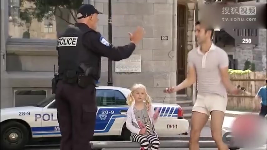 恶搞之亲妈丢下自己的小孩跑去玩，警察也不管
