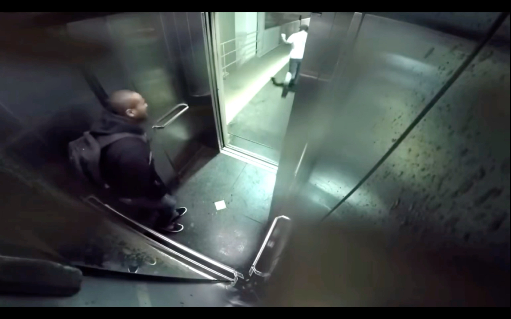 恶搞：在电梯里被人喷一脸屎你会怎么样