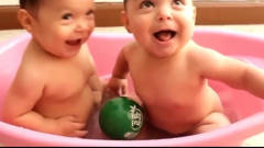 宝宝洗澡搞笑视频集合，你们家宝宝有那么搞笑