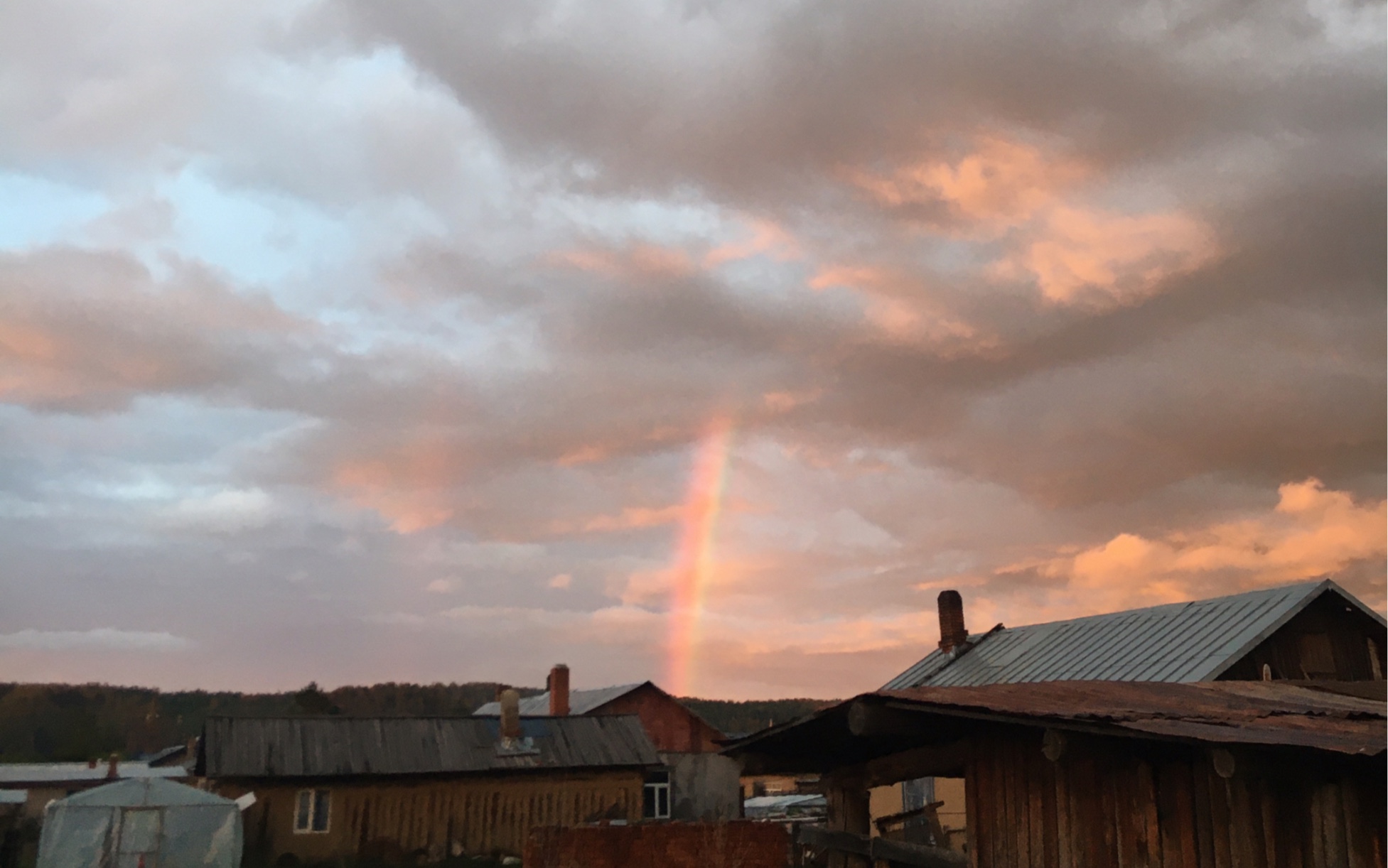 漠河北极村的落日余晖和彩虹