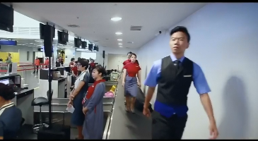 中国华信航空空姐空少机场快闪舞蹈火爆外网，