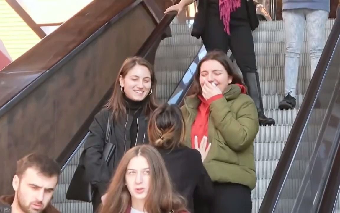 （恶作剧搞笑视频）摸手示爱，恶搞电梯上的行