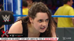WWE：“疯妹”妮琪克洛斯拦截卡梅拉的超级踢，