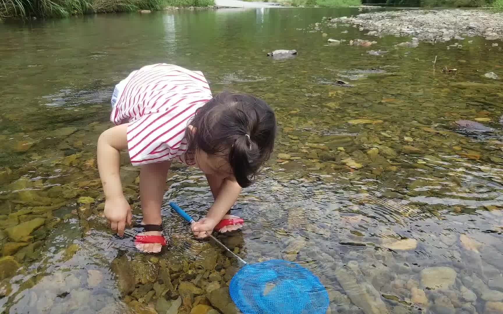 小姑娘去网鱼，鱼没有网到，石头却网了一大堆