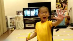 日本小孩疯狂崇拜李小龙，每天努力去模仿，看