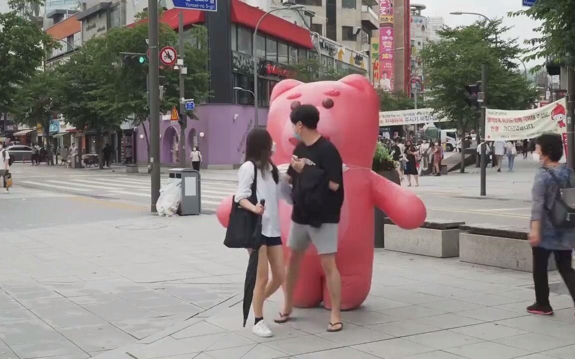 （恶作剧搞笑视频）粉红熊玩偶十四，惊吓路人