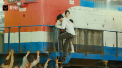 釜山行：丧尸疯狂抓着火车，一个接一个，火车