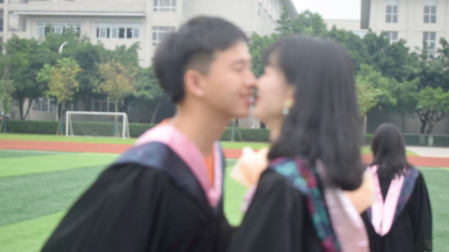 青春不散场，可青春终将散场。快乐的时光太快