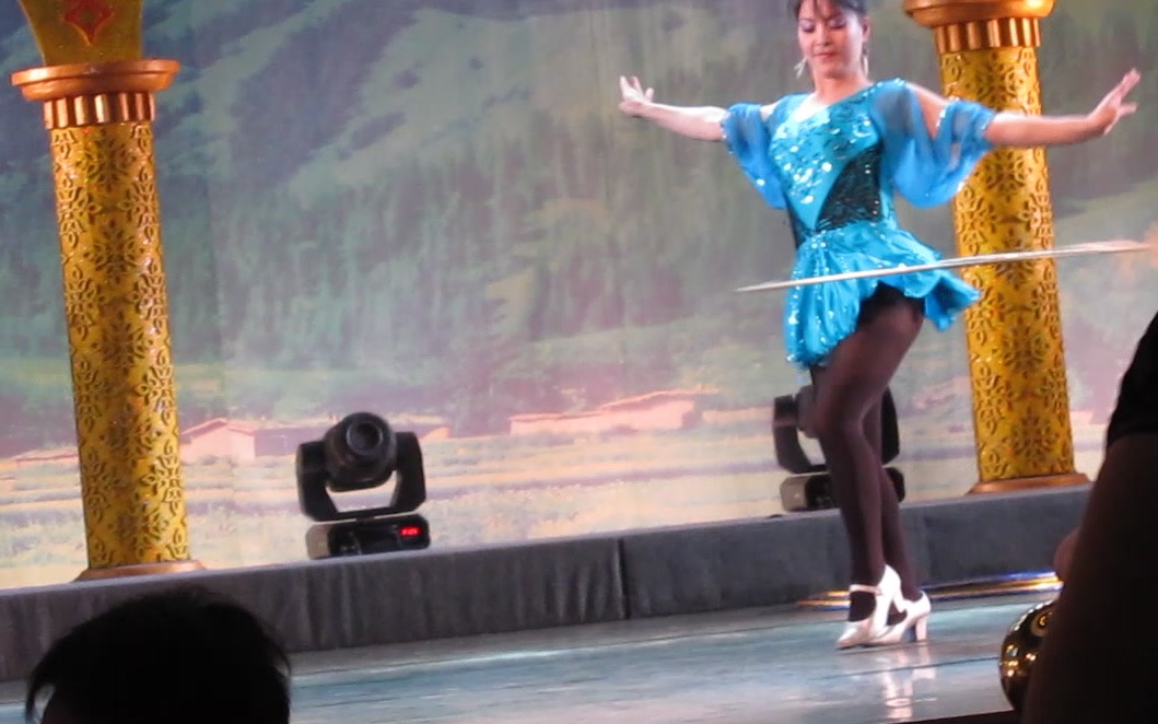 2011年6月新疆女孩呼啦圈跳舞表演