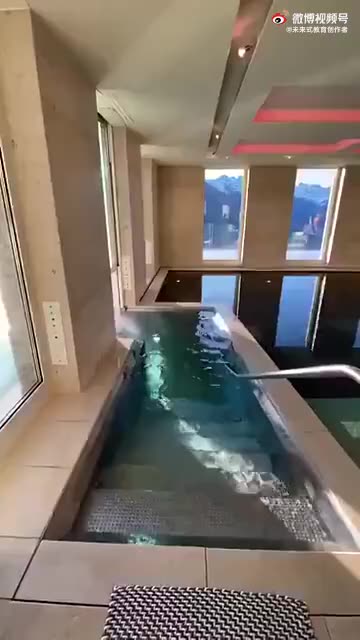 这游泳池居然通到。。。