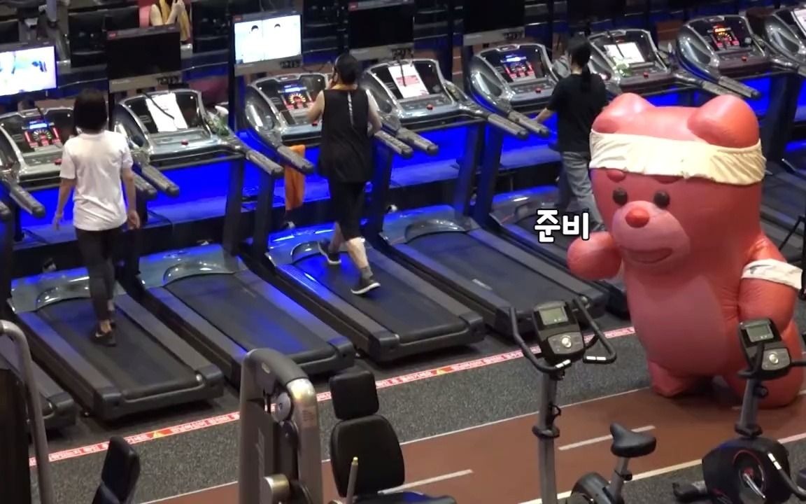 （恶作剧搞笑视频）粉红熊玩偶二十，健身房捣