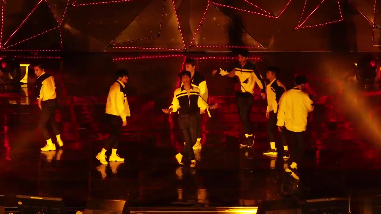 EXO这个男团舞蹈走位是一大特色 目前很多人都想