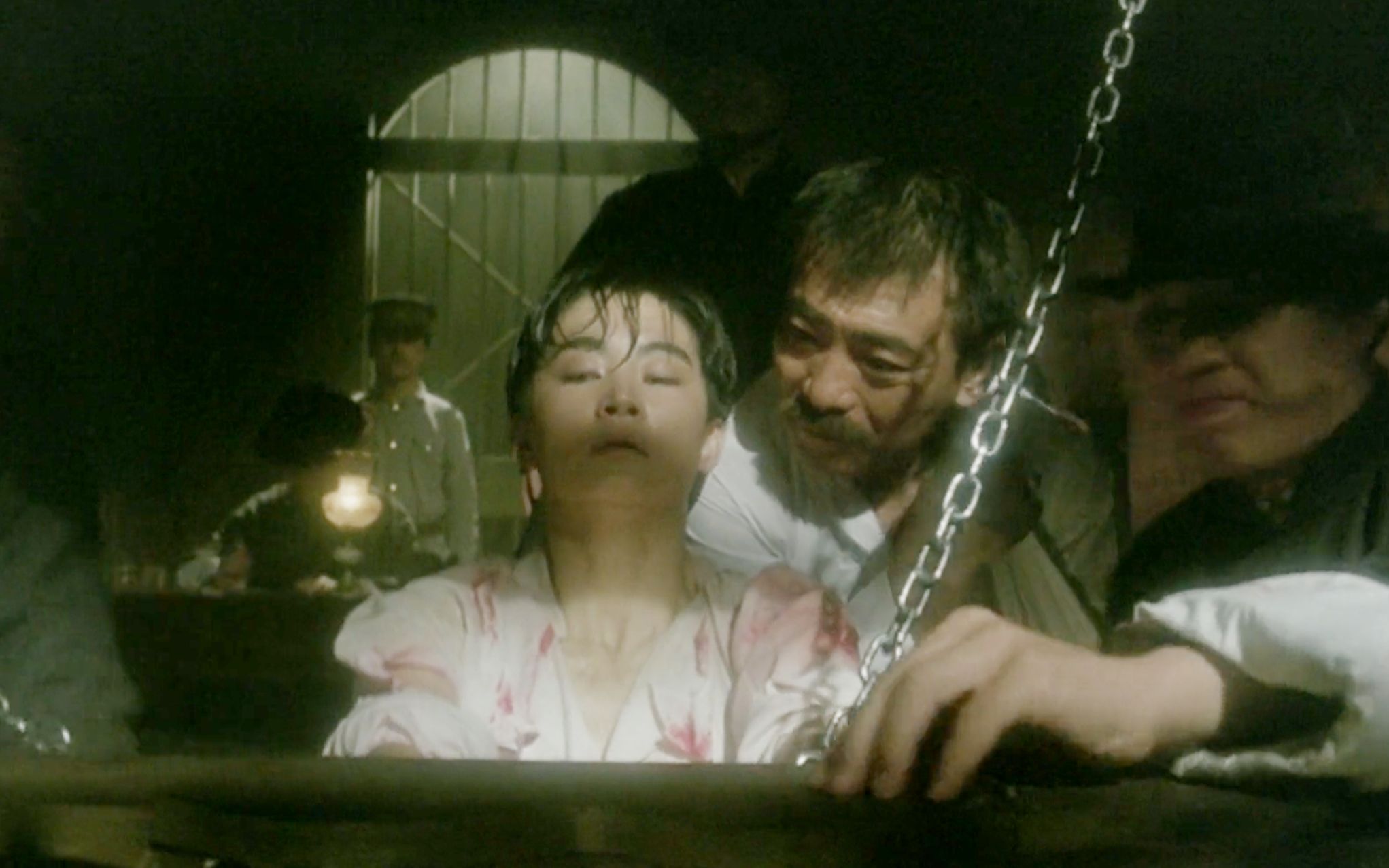 林青霞遭到鞭刑，为了救她，钟楚红叶倩文舍生
