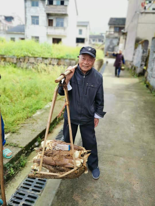 【党的生日】祝这位100岁的老党员天天开心