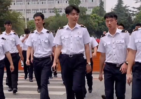 校园随拍，你们要的制服