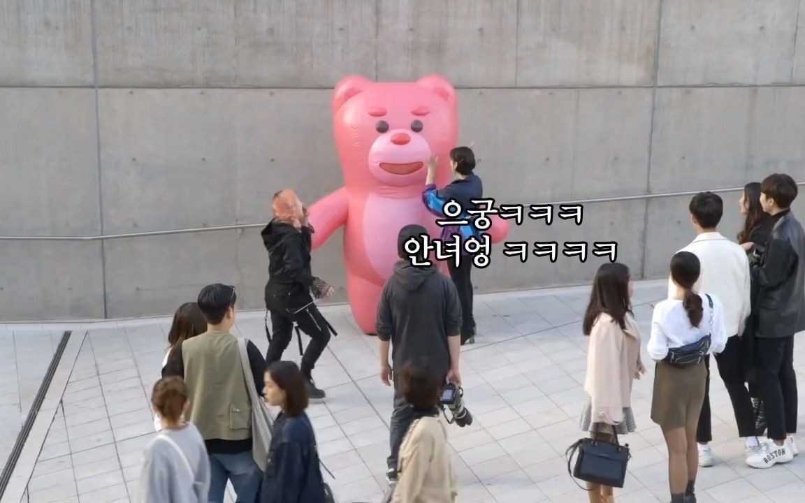 （恶作剧搞笑视频）粉红熊玩偶二十六，展馆惊