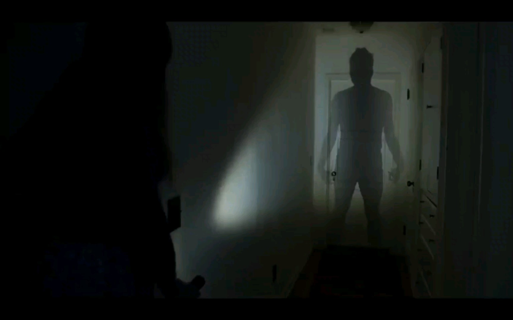 《切勿关灯》导演推出恐怖短片《Shadowed》