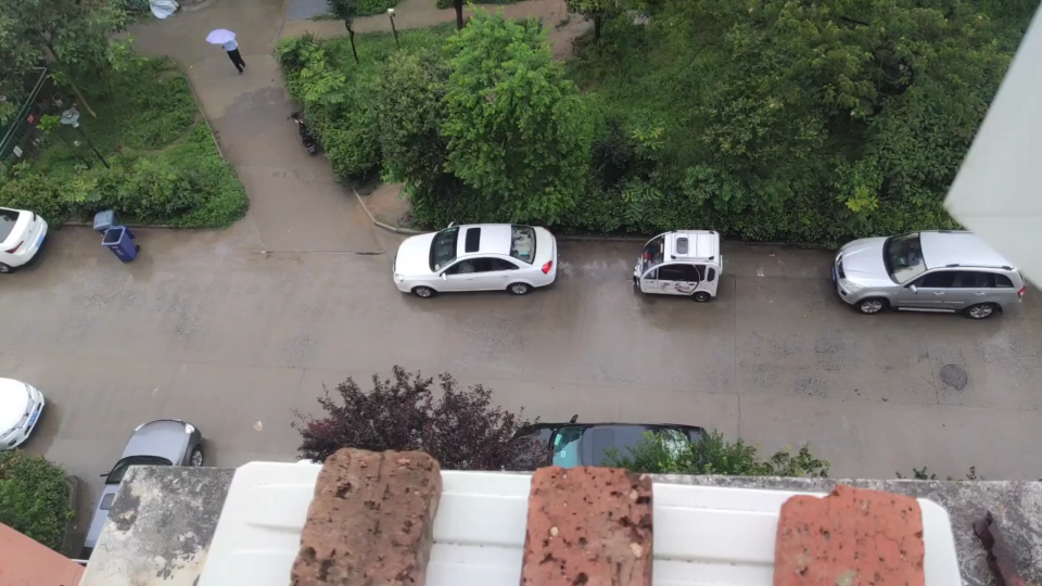 虽然大雨下着也阻挡不了我带着孩子新疆自驾游