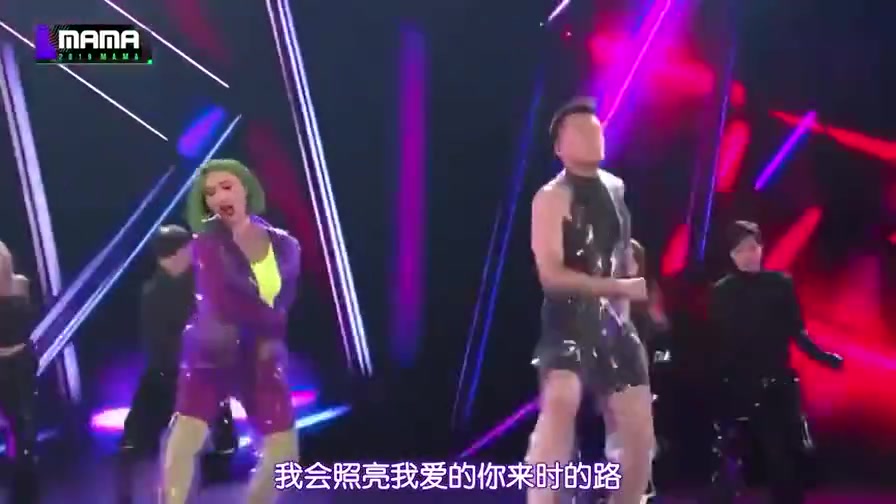 华莎和JYP老板穿着雨衣又唱又跳，画面很辣眼，