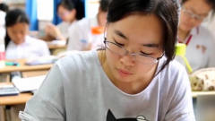 高考作弊最“疯狂”的国家！全家人爬墙送纸条