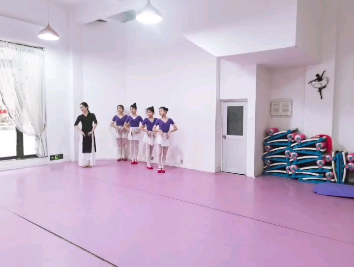 蓝青龙泉的老师李超教蓝青龙泉跳舞