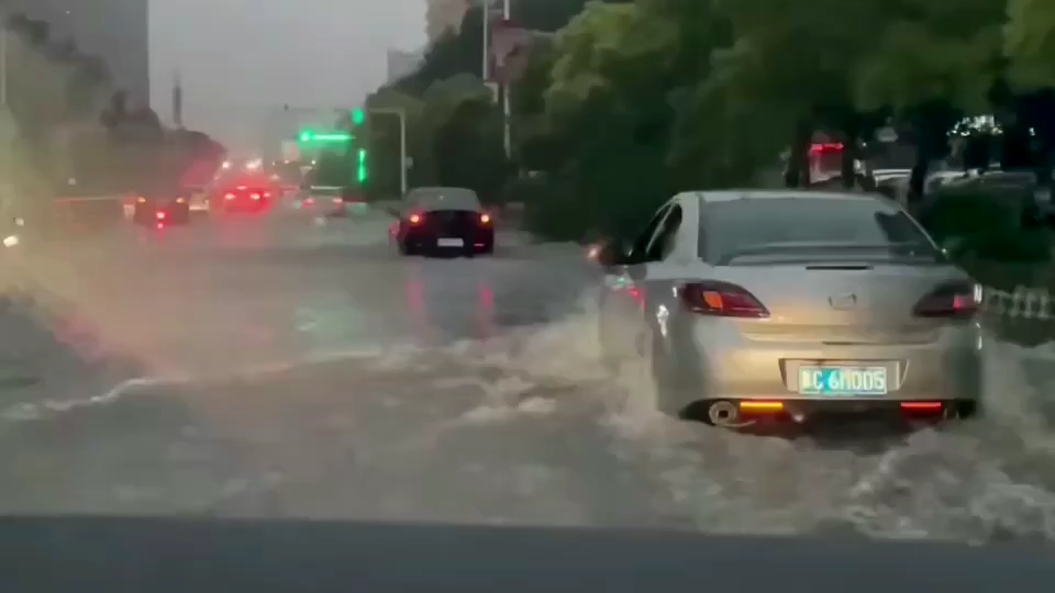 论下雨天，车上配桶的重要性