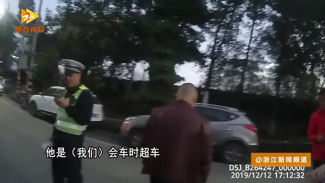 【高中生骑车“S”型走位炫技 结果被撞飞全身多