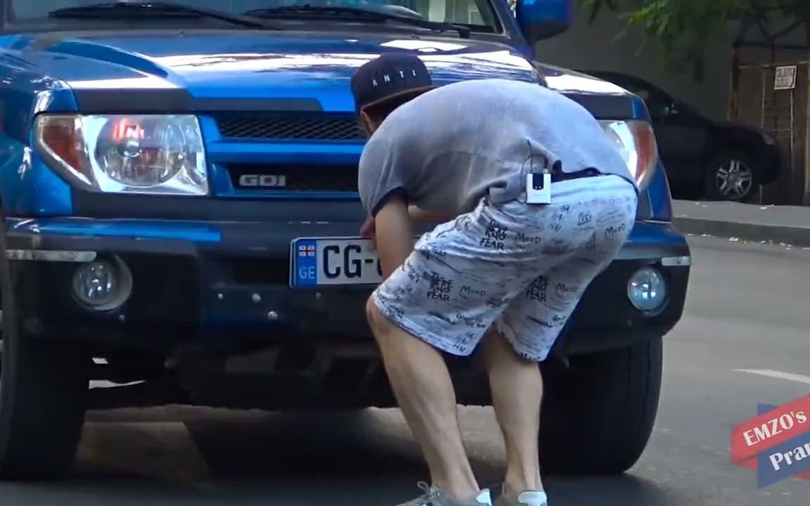 （恶作剧搞笑视频）假装拆卸车辆轮胎和车牌，