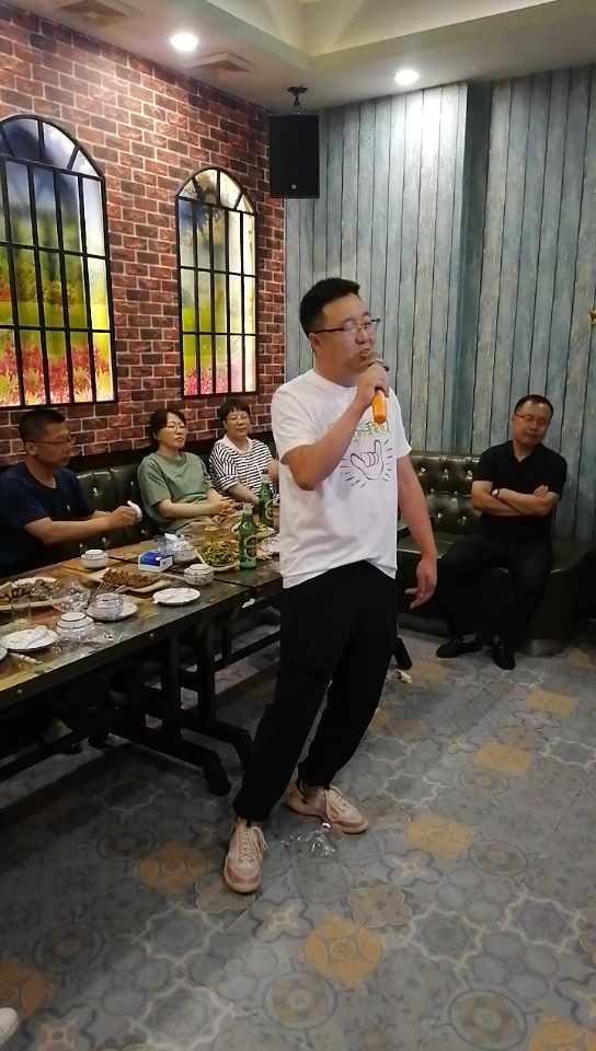老师毕业后醉酒唱歌恶搞视频之一
