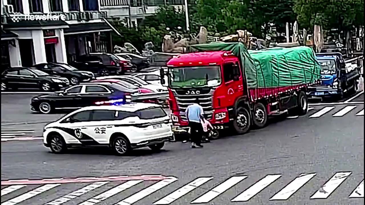 看中国警车如何逼停大货车！！！