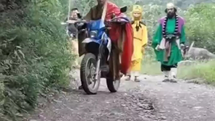 唐僧把白龙马卖了，换成了摩托车。