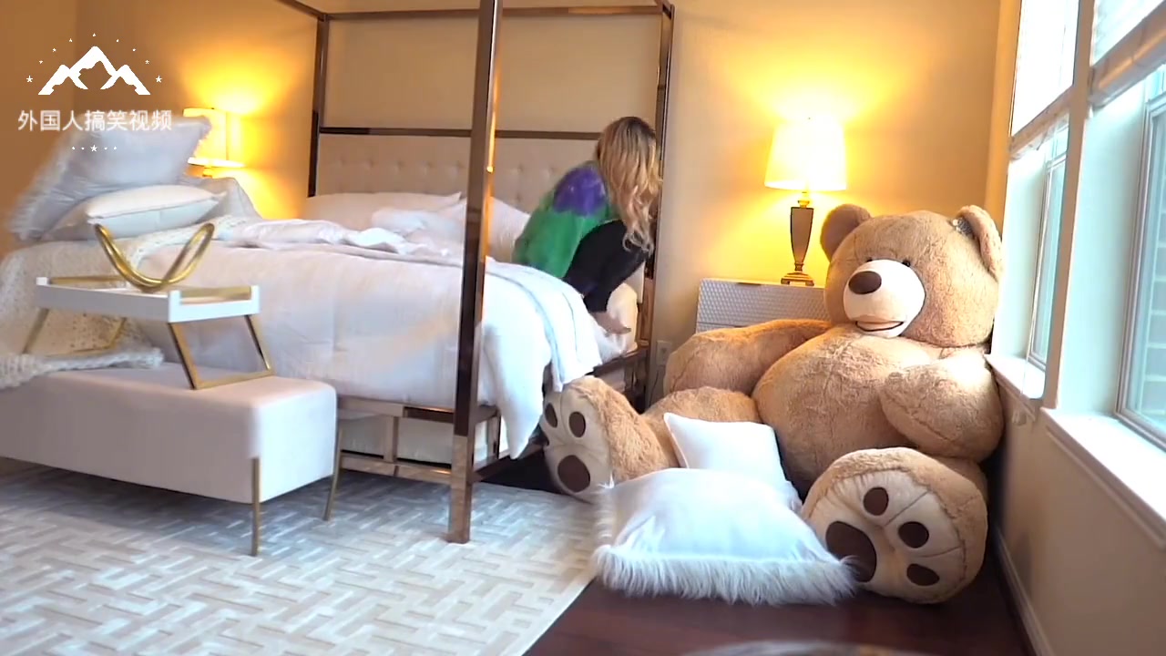 爆笑恶搞：小伙躲进泰迪熊玩具整蛊女友，吓得