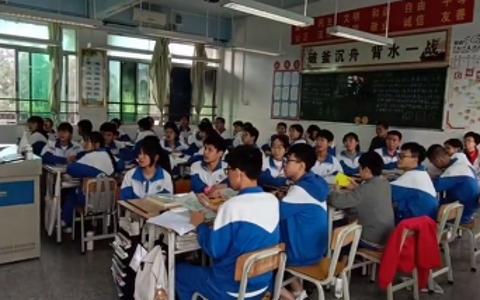 偷偷拍学生在学校里的日常生活，看看他们都在