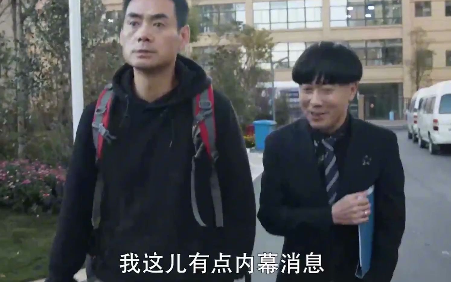 陈翔六点半：你给警察卖枪就算了，还敢问人家