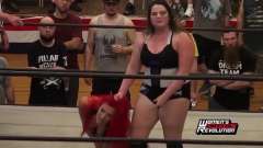 女子摔角：目测80公斤选手竟被小个子美女怼在场
