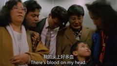 俩男子在电梯举着尸体，不料血流动小孩头上，