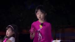 小山竹被鱼给吓蒙了，逗得旁边大妈哈哈大笑，