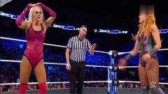 WWE女子赛：真是太疯狂了，台上台下都打得火热